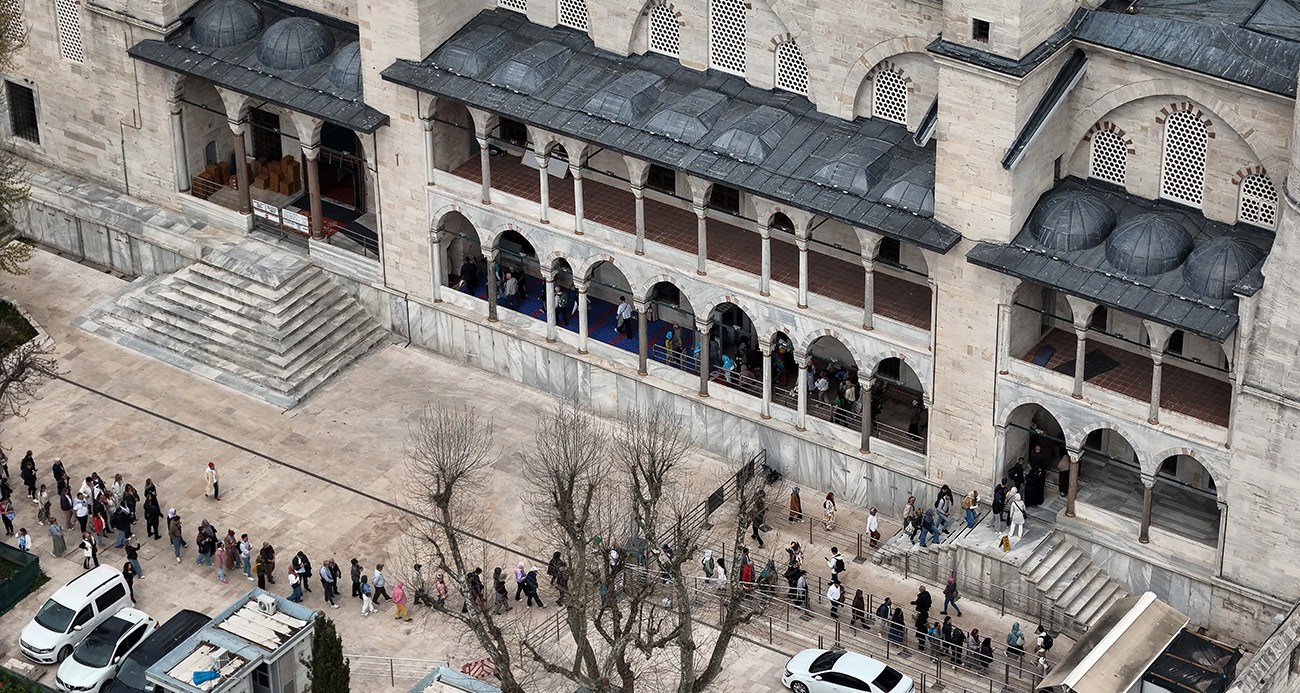 Restorasyonu tamamlanan Sultanahmet Camii’ne ziyaretçi akını