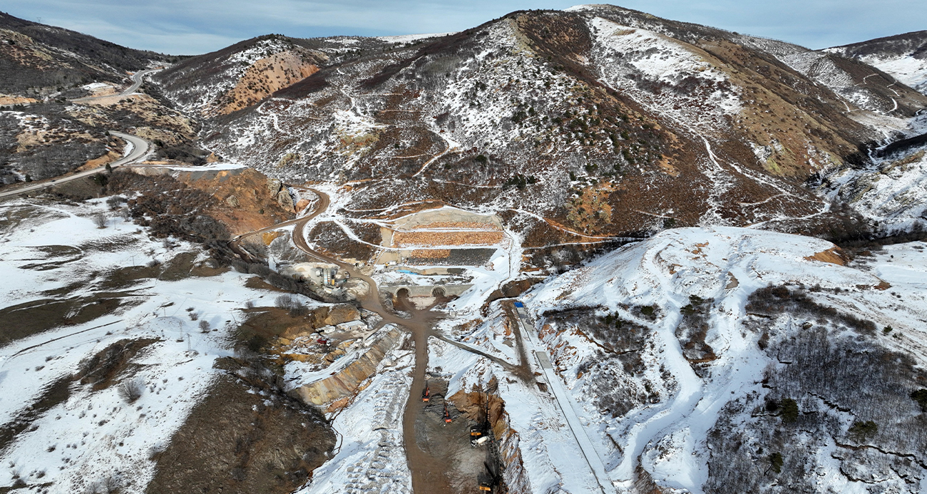 Sivas’ta Bayburt Grup tarafından yapımı üstlenilen Geminbeli Tüneli aradan geçen 13 yıla rağmen hala bitirilemezken, tünelin açılışı için yeni bir tarih verildi. Karayolları 16. Bölge Müdürü Yusuf Yaşar Öcal, "Hava koşullarının biraz daha düzelmesiyle beraber Geminbeli Tünelimizi 4 Eylül’e yetiştirmeyi planlıyoruz" dedi.