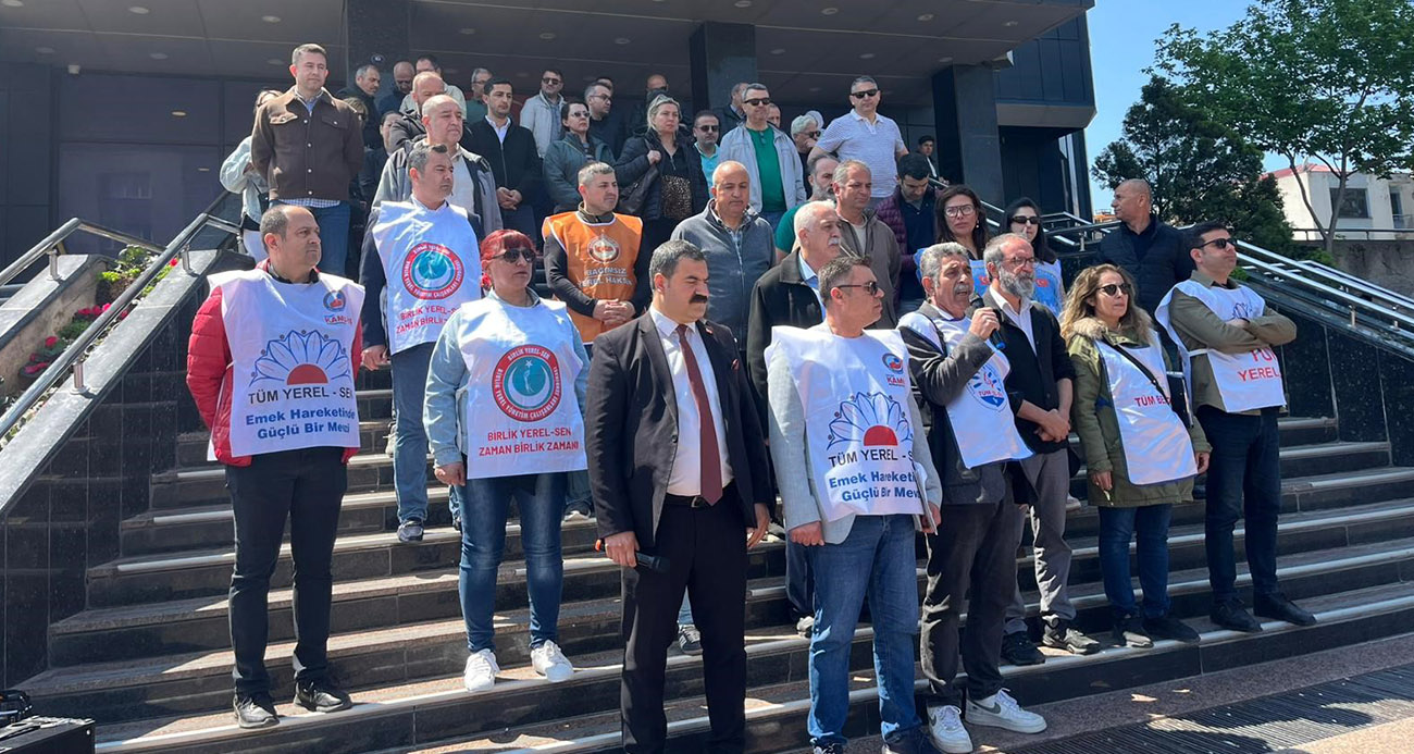 Buca ve Karşıyaka belediyelerinde görevli memurlar, toplu iş sözleşmesinden doğan sosyal denge tazminatı ve benzeri haklarını alamadıkları gerekçesiyle iş bırakma eylemi başlattı. Sendika temsilcileri, Karşıyaka’da sözleşmenin askıya alınmasına ve Buca’da kişi başı ortalama 270 bin lira alacağın ödenmemesine tepki göstererek, sonuç alınamaması halinde eylemlerin parti il binasına taşınacağını bildirdi.