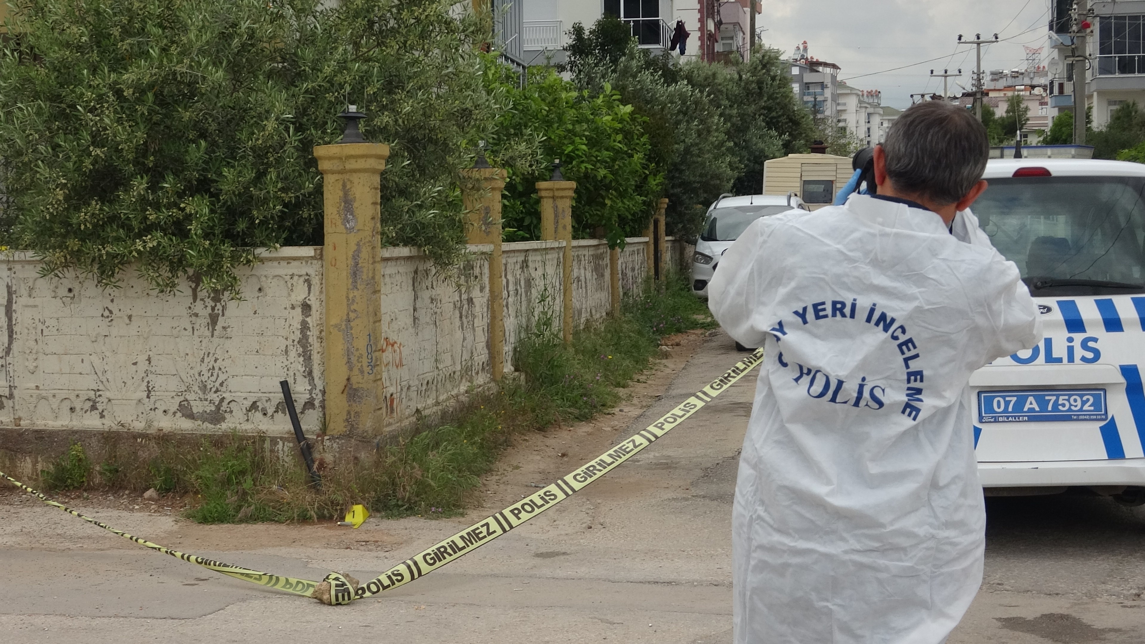 Aracın anahtarını vermeyen annesine sinirlenince eve pompalı tüfekle ateş açtı