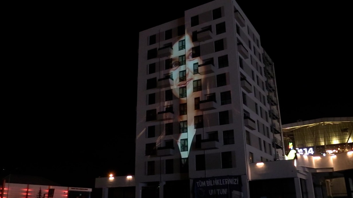 Grand Kartal Otel faciasında eşi ve kızını kaybeden Rıfat Doğan, hayatını kaybeden çocukların fotoğraflarını projeksiyonla binaya yansıtarak andı.