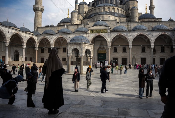 Restorasyonu tamamlanan Sultanahmet Camii’ne ziyaretçi akını