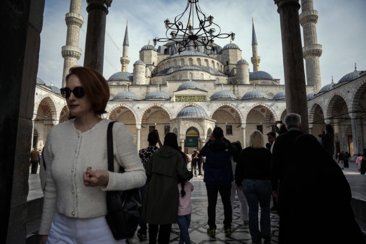 Restorasyonu tamamlanan Sultanahmet Camii’ne ziyaretçi akını