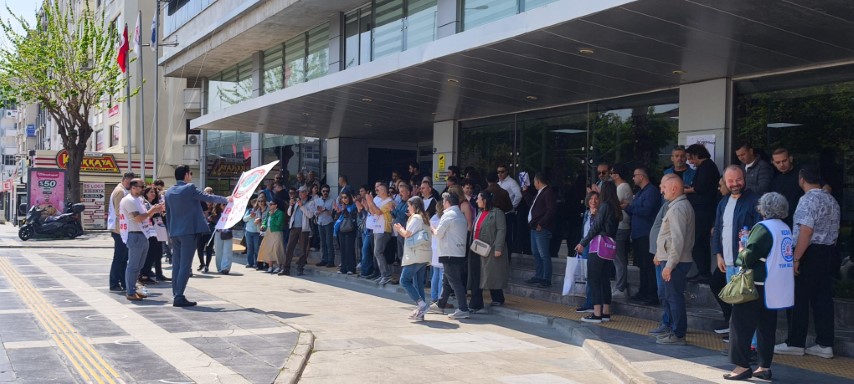Buca ve Karşıyaka belediyelerinde memurlar iş bırakma eyleminde
