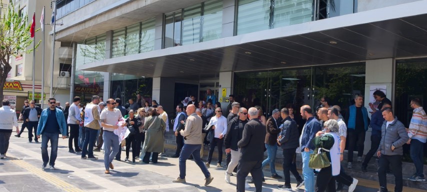 Buca ve Karşıyaka belediyelerinde memurlar iş bırakma eyleminde