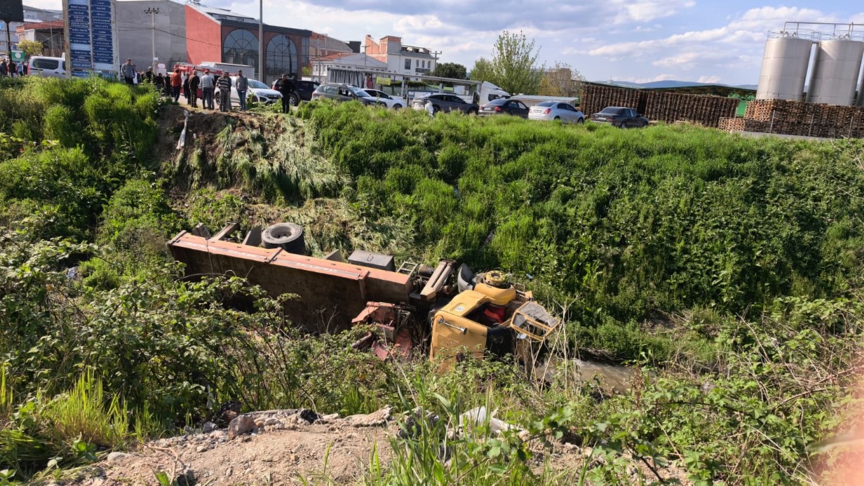 Freni patlayan vinç dereye uçtu : Sürücü hayatını kaybetti