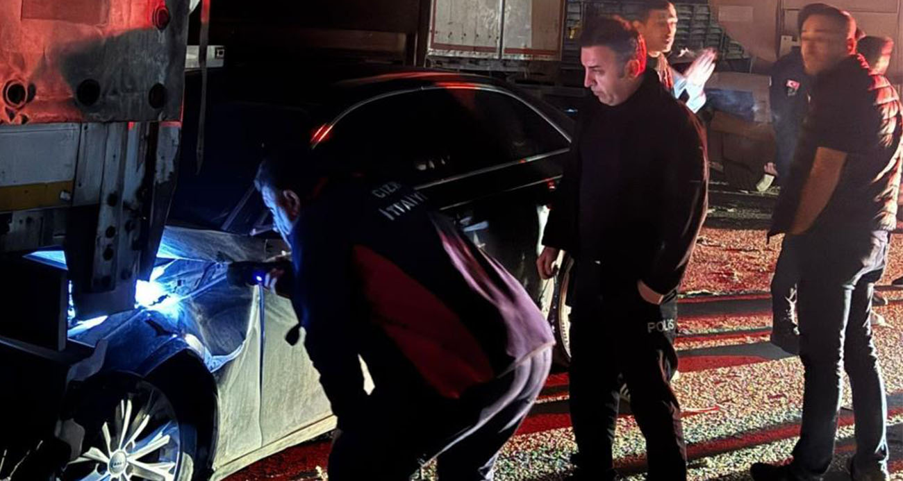  Şırnak’ın Cizre ilçesinde geri manevra yapan tır, başka bir tır ile park halindeki otomobili sıkıştırdı. Otomobilin adeta kağıt gibi ezildiği kazada sürücü yaralanırken, araçta büyük çapta maddi hasar meydana geldi.