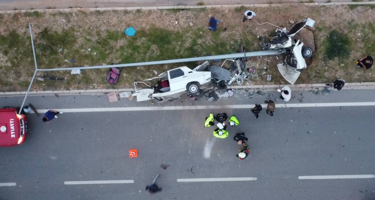 Mersin’in Erdemli ilçesinde aracın çarptığı otomobil refüjdeki aydınlatma direğine vurarak ikiye bölündü. Kazada 4 kişi yaralandı.