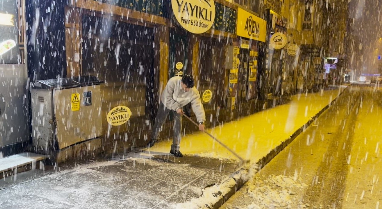 Sarıkamış’a kış geri döndü: Kar kalınlığı 15 santimetreyi aştı