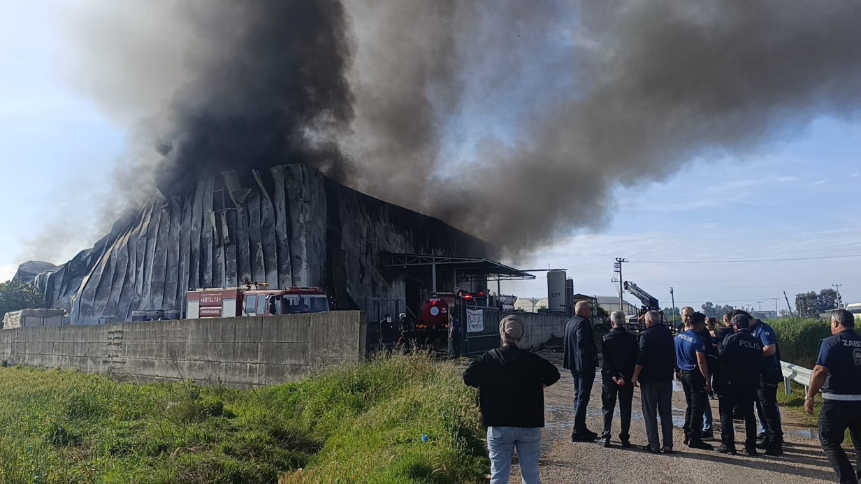 Antalya’nın Manavgat ilçesinde özel bir işletmeye ait kızartmalık patates üretim tesisinde çıkan yangında tesis tamamen kullanılamaz hale geldi.