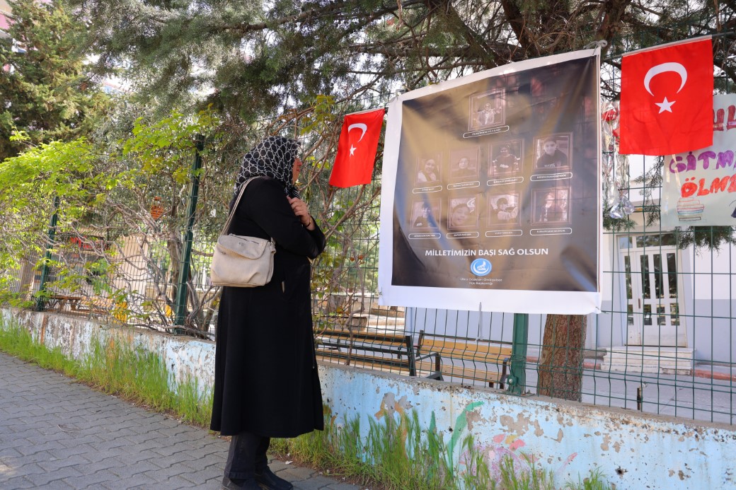 Kahramanmaraş’ta yaşlı bir kadın saldırının yaşandığı Ayser Çalık Ortaokulu’na gelerek Kur’an-ı Kerim okuyup dua etti.