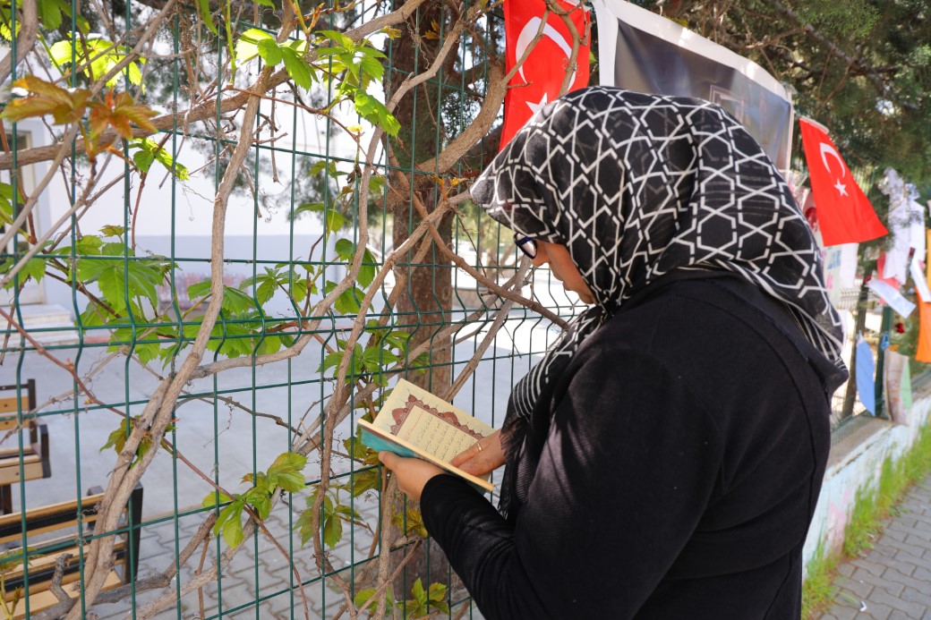 Saldırının yaşandığı okul önünde Kur’an-ı Kerim okuyup gözyaşı döktü