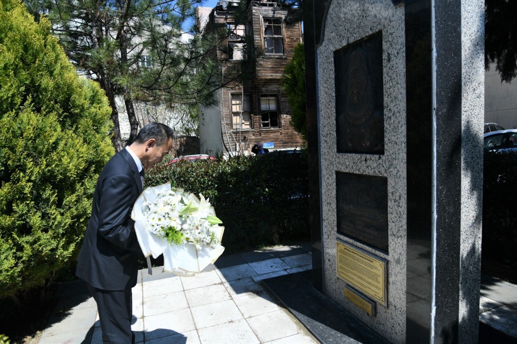 Japonya İstanbul Başkonsolosu Iwama Ryoji, Tekirdağ’da gerçekleştirdiği ziyaret kapsamında  Ertuğrul Fırkateyni şehitlerini andı.