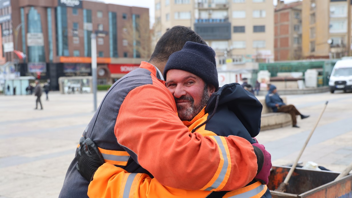 Temizlik işçisinden örnek davranış: 150 bin TL’lik altını sahibine ulaştırdı