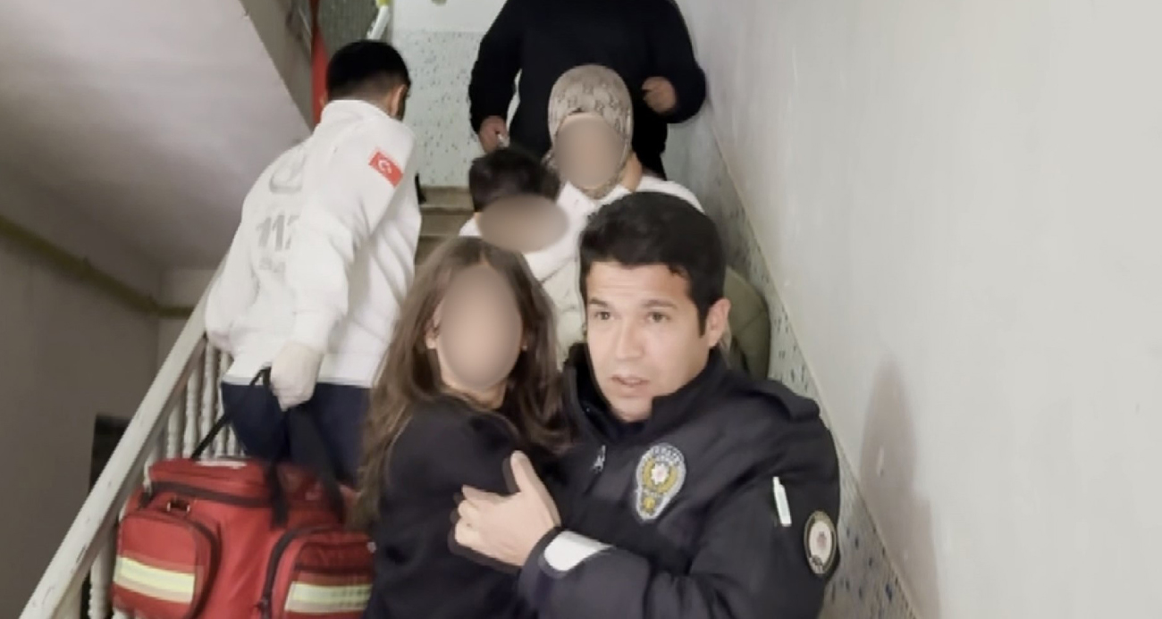 Aksaray’da 5 katlı apartmanın terasında yangın çıktı. Terastan yükselen dumanlar dairelere de girerken, bina itfaiye ve polis ekiplerince tahliye edildi.