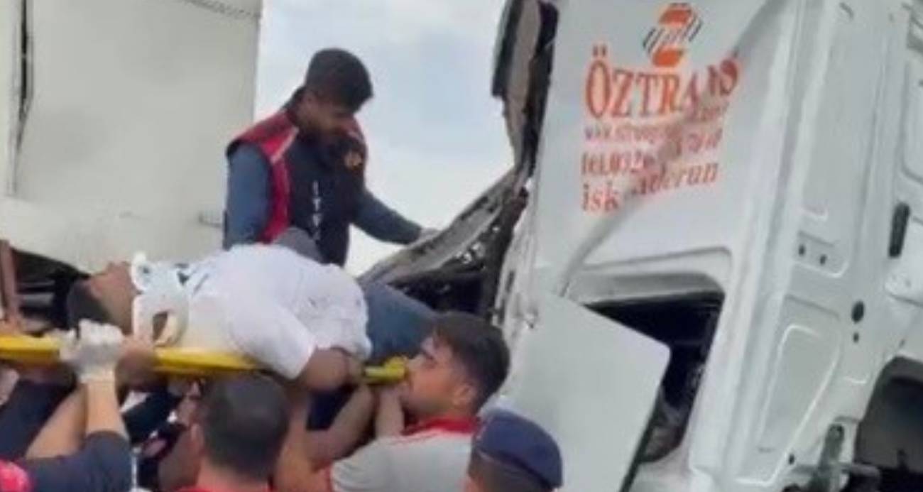 Araç içerisinde sıkışan sürücü, itfaiye ekiplerinin müdahalesiyle kurtarıldı.