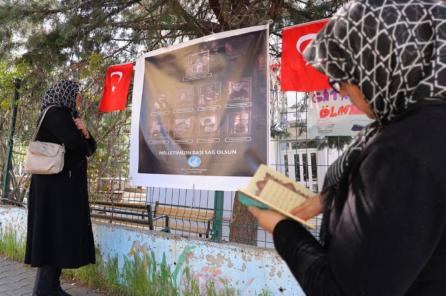 Saldırının yaşandığı okul önünde Kur’an-ı Kerim okuyup gözyaşı döktü