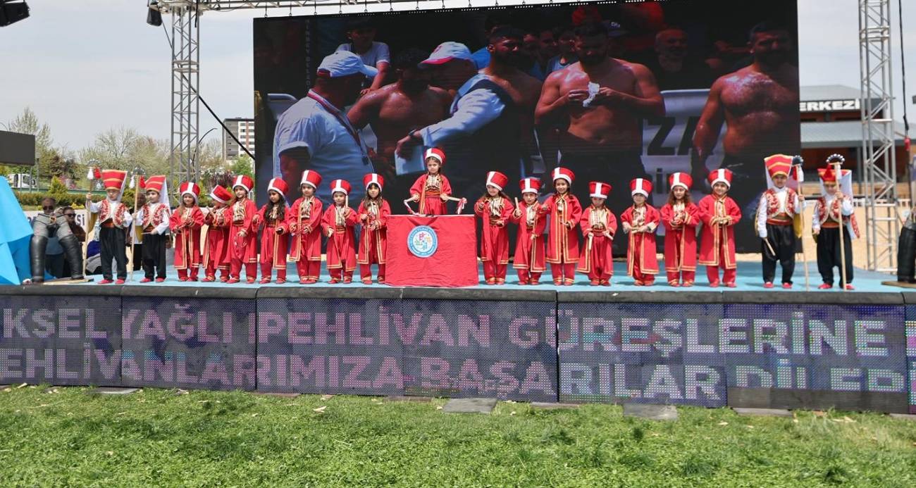 Gaziantep’te 23 Nisan kutlamalarında CHP’lilerin sırt döndüğü çocuk mehteran takımı, pehlivanların yağlı güreşler müsabakasında gösteri yaptı.