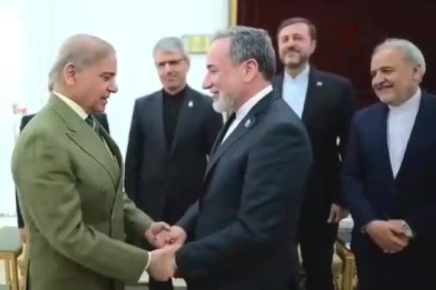 İran Dışişleri Bakanı Arakçi, Pakistan Başbakanı Şerif ile görüştü