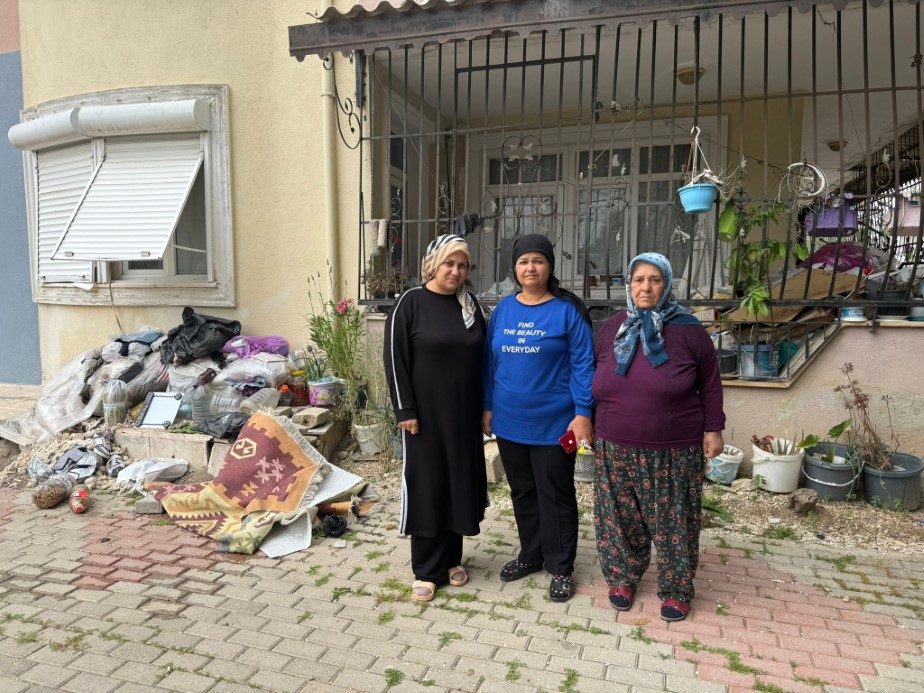 Daire içerisinde ve bahçede biriktirilen çöpler vatandaşı isyan ettirdi