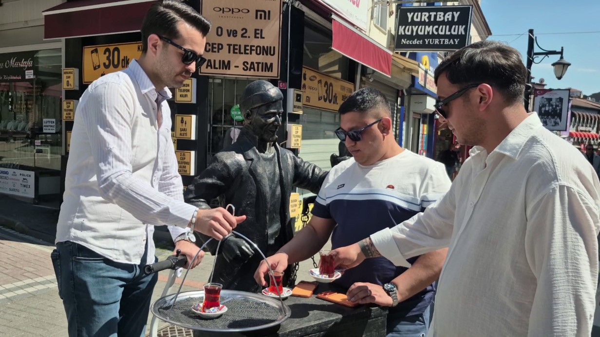 Çay dağıtımına yetişemeyince ’cincır’ ile servise başladı