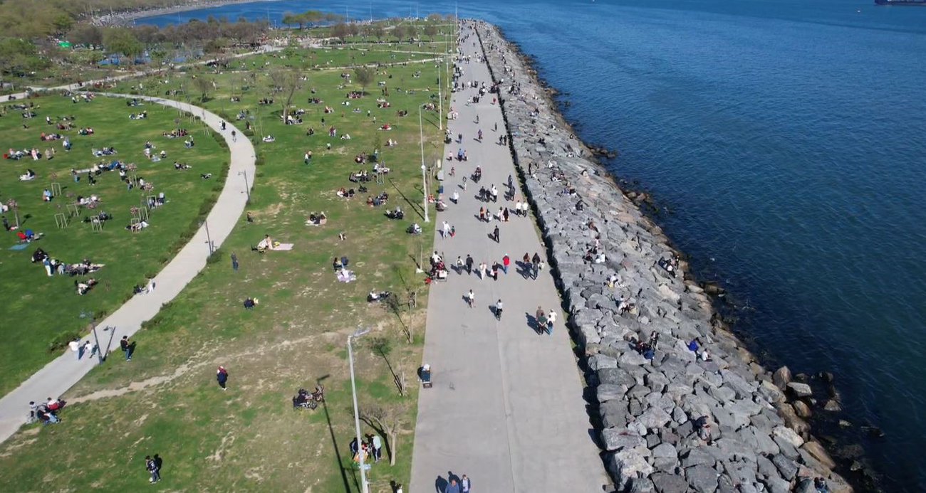 Avcılar’da havaların ısınmasını fırsat bilen vatandaşlar sahile akın etti. İstanbul Büyükşehir Belediyesi (İBB) sorumluluğundaki sahilde tuvaletlerin yetersizliği nedeniyle ise vatandaşlar mağdur oldu.