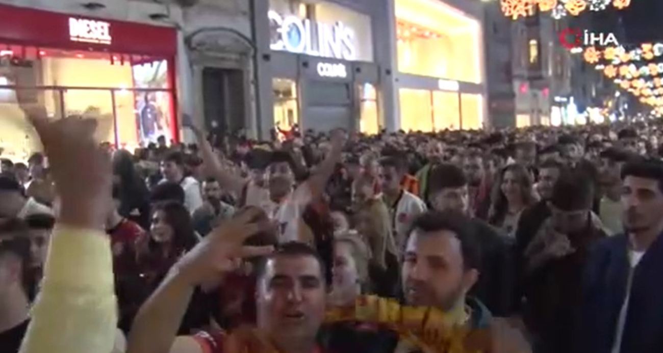Galatasaraylı taraftarlar derbi galibiyetini Taksim’de kutladı