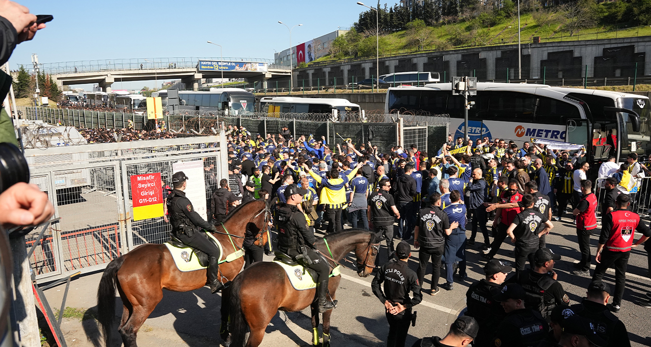 Trendyol Süper Lig’in 31. haftasında bugün oynanacak Galatasaray-Fenerbahçe derbisini statta takip edecek sarı-lacivertli taraftarlar RAMS Park’a ulaştı.