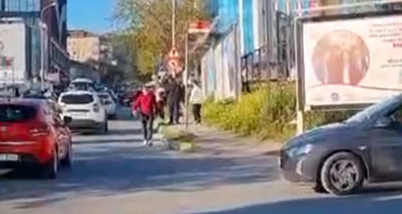 Maltepe’de bir kadın sürücünün sıkıştırmasıyla başlayan trafik tartışmasında motosiklet sürücüsü korku dolu anlar yaşadı. Tartışmanın ardından olay yerine gelen 4 kişi, motosiklet sürücüsünü darbedip, aracını rehin aldı.