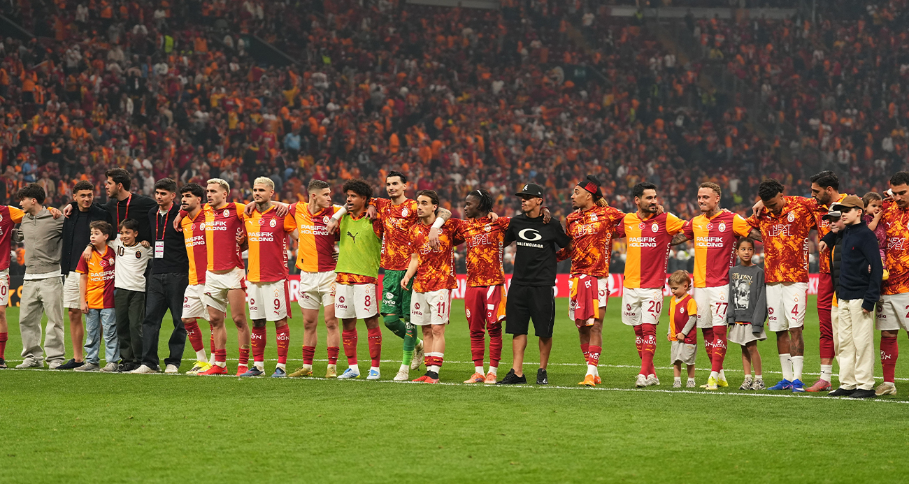 Galatasaray, derbi galibiyetini taraftarıyla kutladı