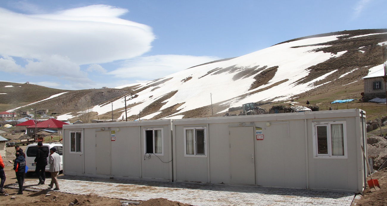 Ağrı’nın Patnos ilçesinde geçtiğimiz günlerde meydana gelen deprem sonrası evleri ağır hasar gören vatandaşlar için konteyner kurulumları tamamlandı.