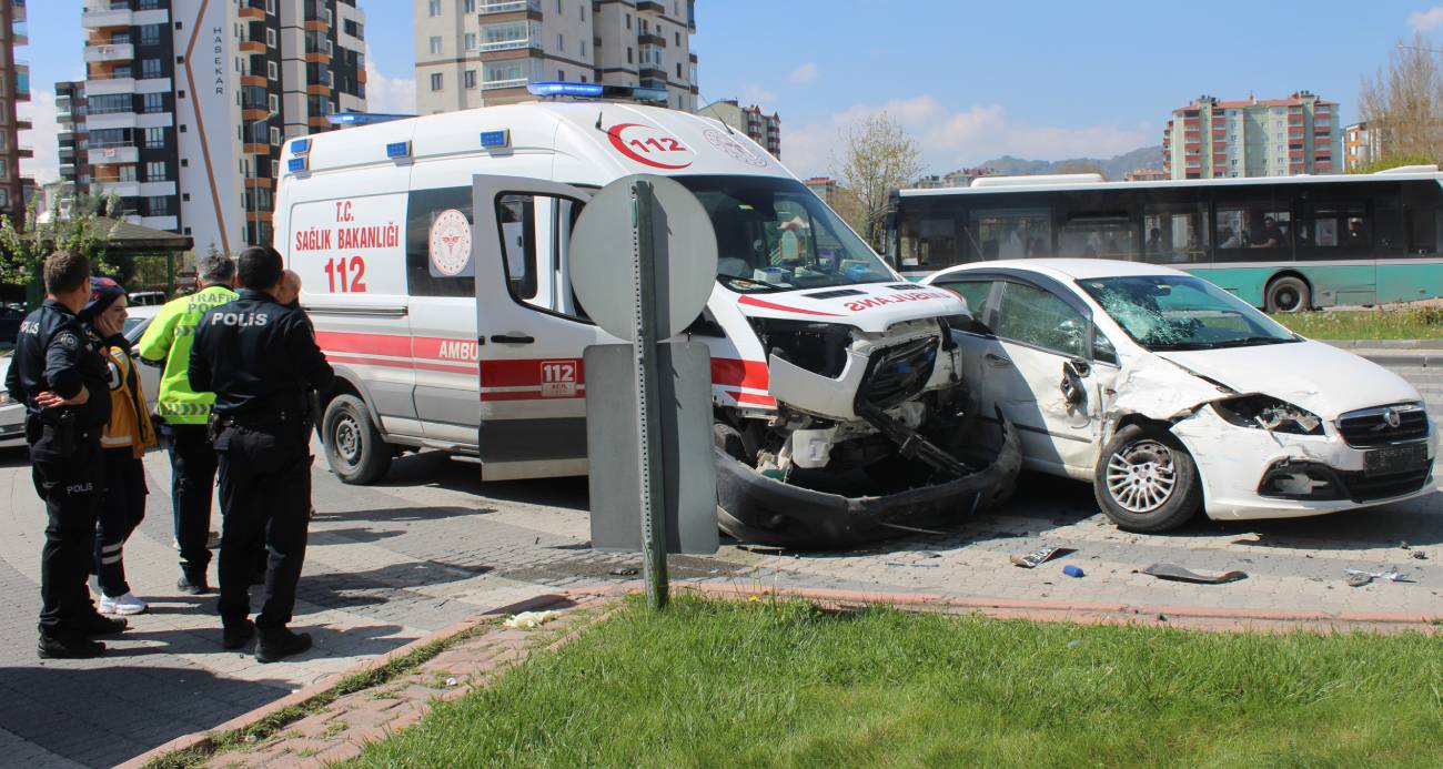 Kayseri’nin Kocasinan ilçesinde hasta taşıyan ambulans ile otomobilin çarpışması sonucu 1’i sağlık personeli, 2 kişi yaralandı.