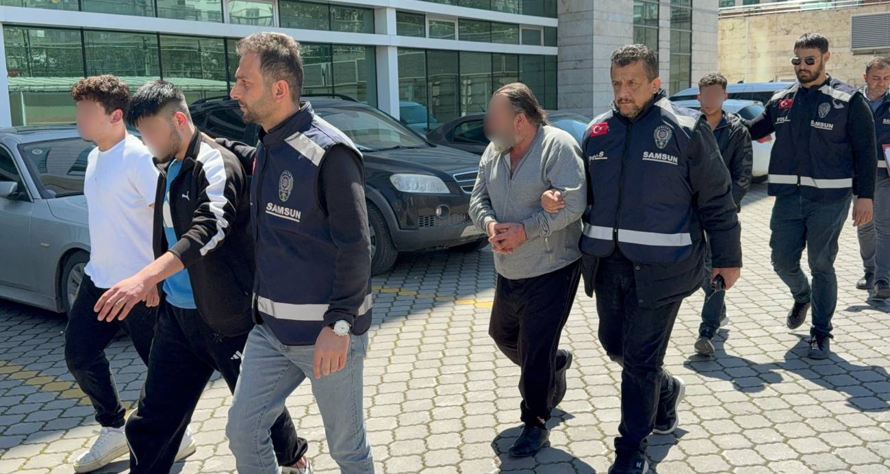 Samsun’un Atakum ilçesinde konuşma bahanesiyle çağrılan 19 yaşındaki genç, 5 kişi tarafından bodrum katta darp edilerek gasp edildi.