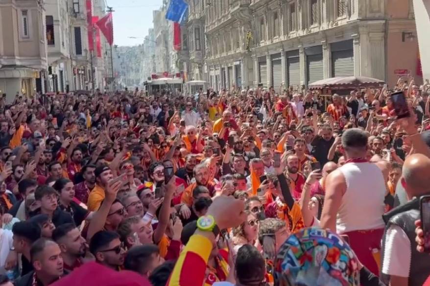 Galatasaray taraftarı, Taksim’de derbiyi bekliyor