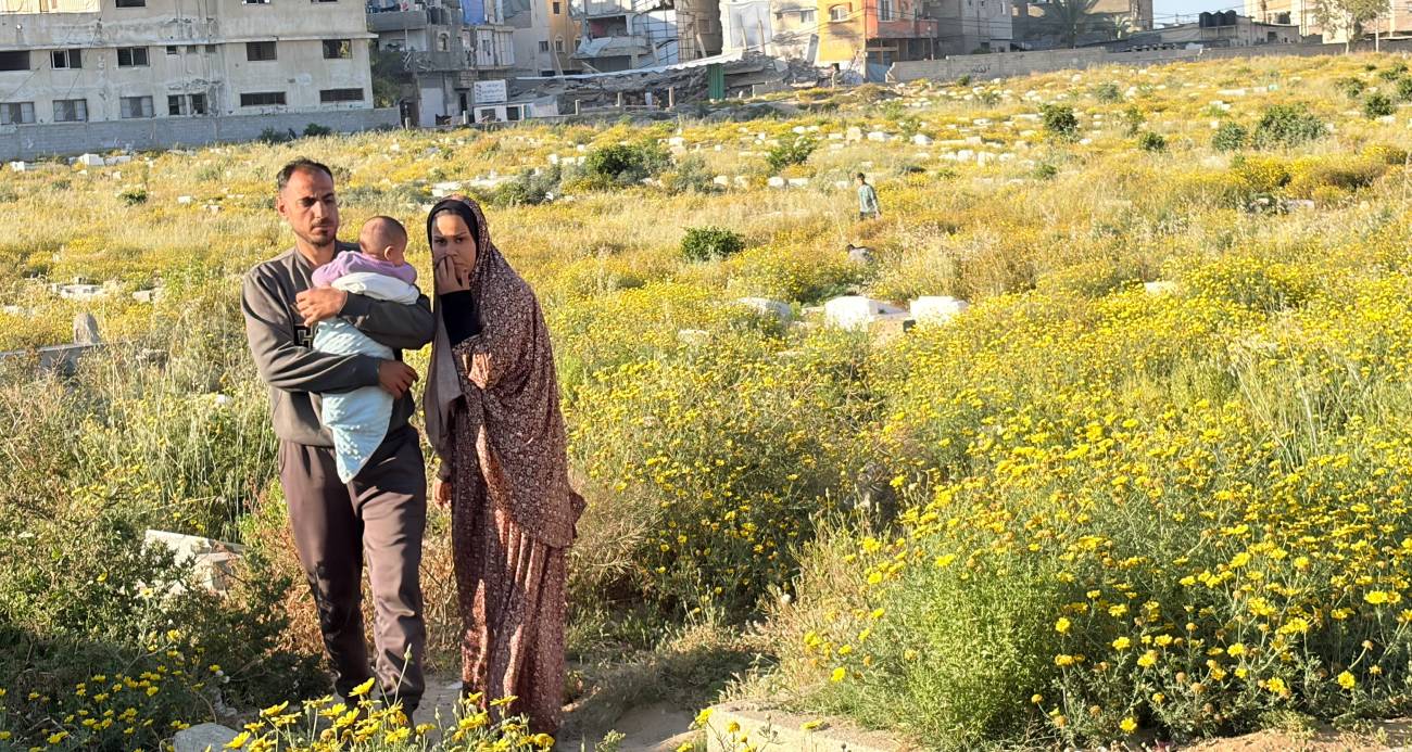 İsrail saldırıları sonrası yerinden edilen Gazzeli Halid ez-Zaanin, barınacak yer bulamayınca ailesiyle birlikte mezarlığa sığınmak zorunda kaldı.