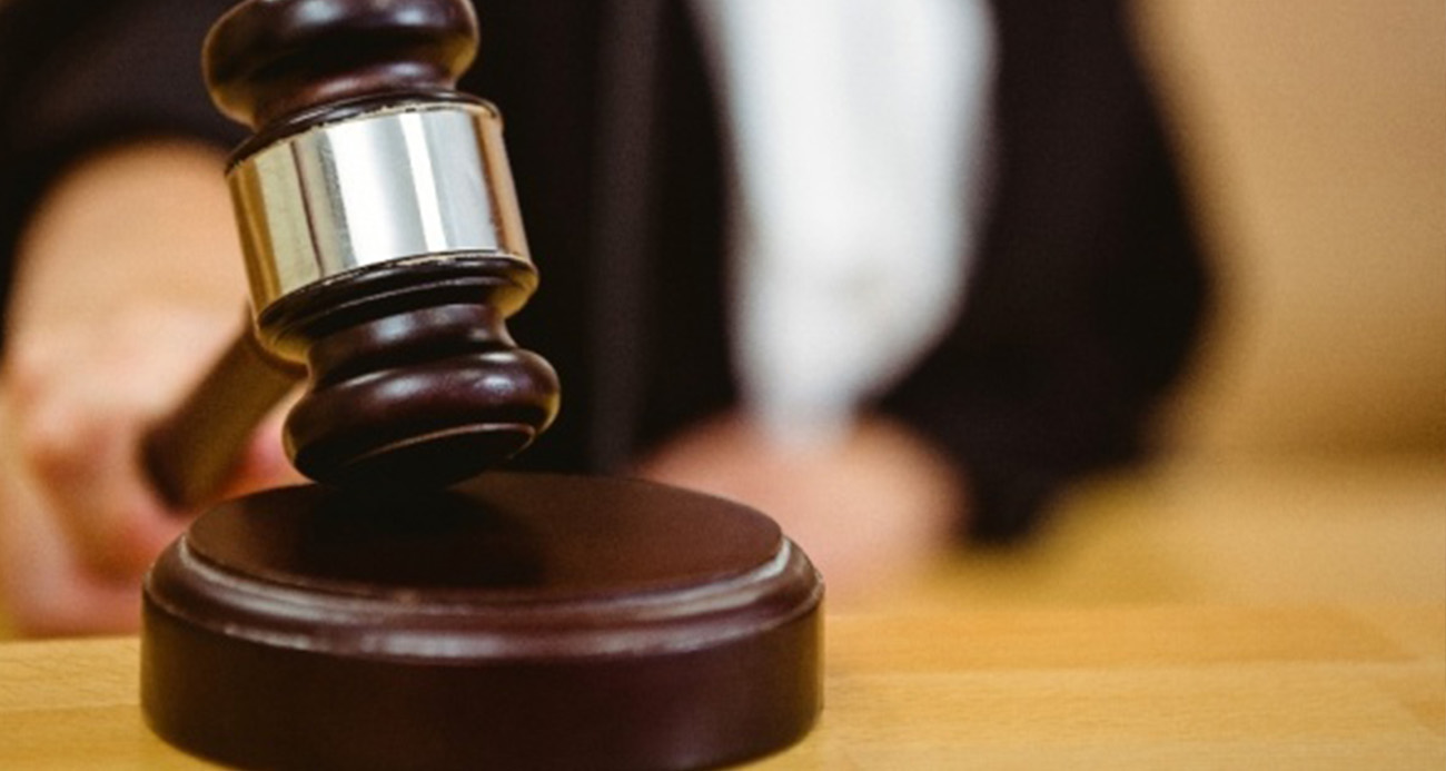 Çin’e bakır yerine kaldırım taşı göndererek 36 milyon dolarlık vurgun yaptığı iddia edilen ve 16 sanığın yargılandığı davanın görülmesine devam edildi. Mahkeme, yabancı şirketlerin Çin ile bağlantı noktasının açıklanmadığı, evrakta şirketin Çince adı, kayıtlı adresi, irtibat kişisi ve iletişim bilgileri gibi detaylı bilgilere yer verilmediği, belgelerin ve olay özetinin ayrıntılı olarak açıklanmadığı gerekçesiyle resmi makamlardan gelecek yazının beklenmesine karar verdi.