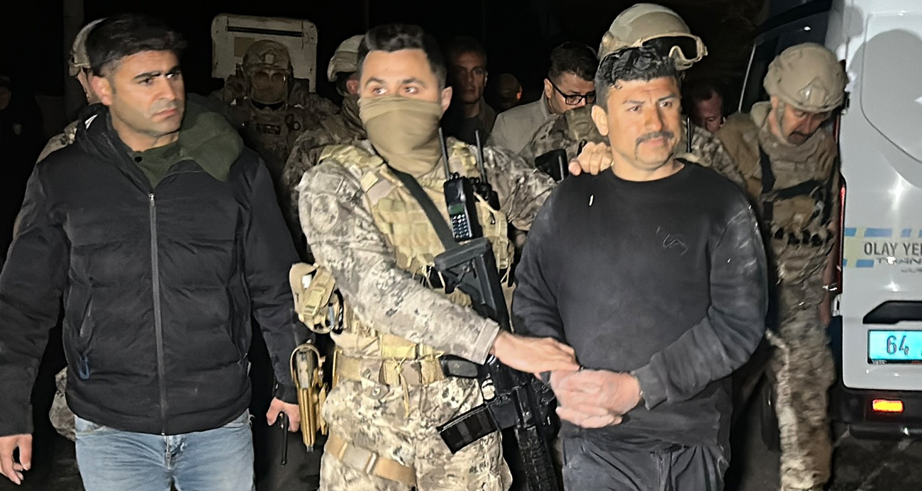 Uşak’ın Ulubey ilçesinde aile içi şiddet ihbarına giden polis ekiplerine pompalı tüfekle ateş açarak 2 polisi yaralayan şüpheli, çıkarıldığı mahkemece tutuklandı.