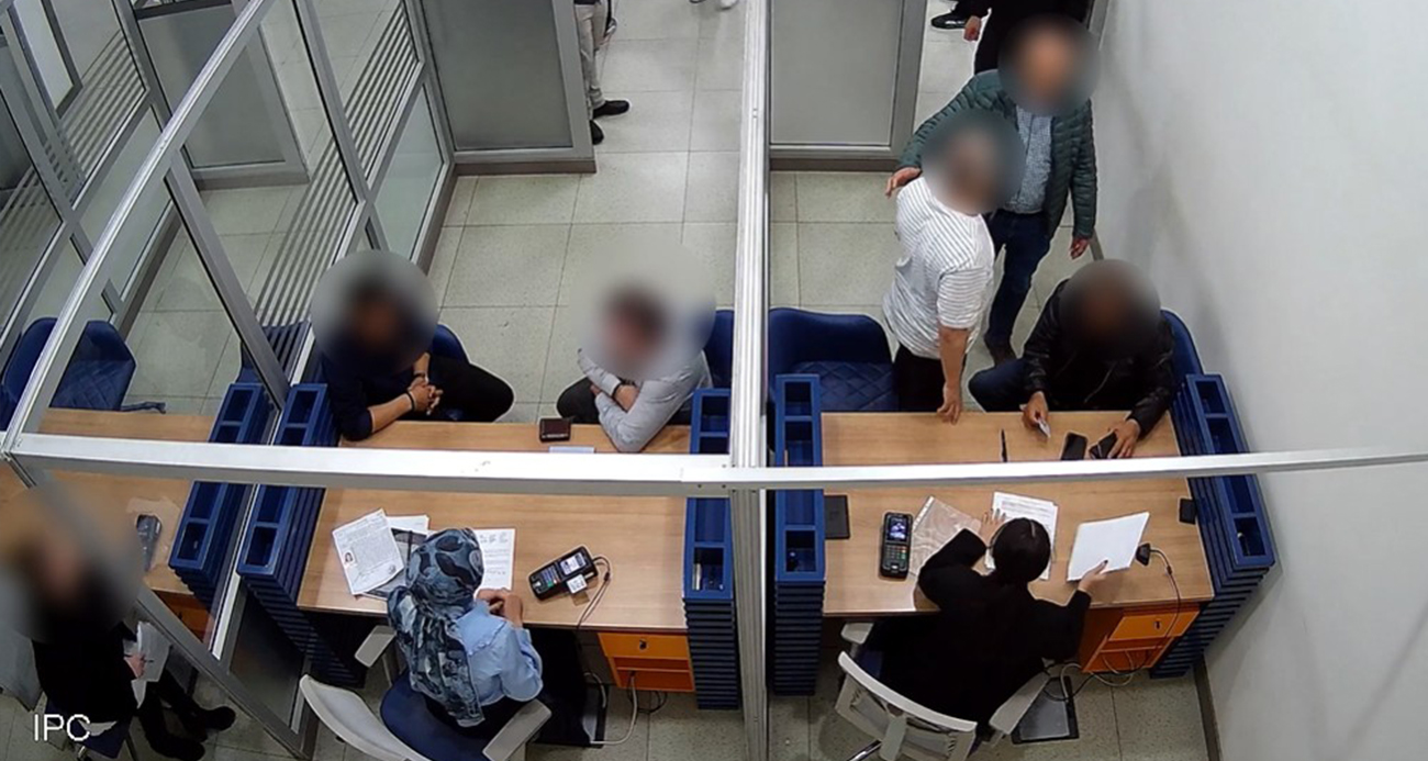 Antalya’da sahte vekâlet düzenleyerek yüksek değerli gayrimenkullerin satışını gerçekleştirmeye çalışan 14 şüpheli suçüstü yakalandı. O anlar güvenlik kamerasına saniye saniye yansırken, şüphelilerden 11’i tutuklandı, 3’üne ise adli kontrol kararı uygulandı.