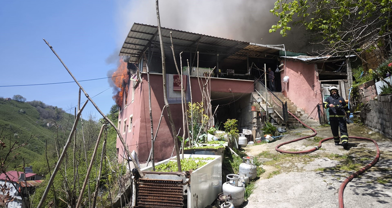 Giresun’un Duroğlu Beldesi Tekke Mahallesi Çukur Sokak’ta bulunan Tezer Akyol’a ait evde çıkan yangın korku dolu anlara neden oldu. Yangında evdeki eşyalar tamamen yanarak kullanılamaz hale gelirken, Kur’an-ı Kerim’in zarar görmemesi dikkat çekti.