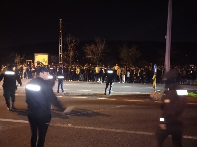 Samandıra’da Fenerbahçeli taraftarlar takım otobüsünü taşladı