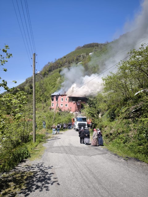 Yangında eşyalar küle döndü, Kur’an-ı Kerim zarar görmedi