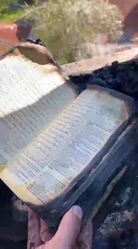 Yangında eşyalar küle döndü, Kur’an-ı Kerim zarar görmedi