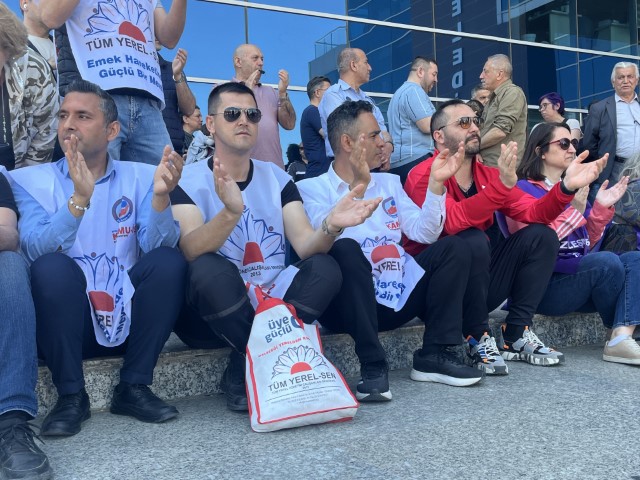 İzmir belediyelerinde maaş krizi: 3 ilçede memurlar iş bırakma eyleminde