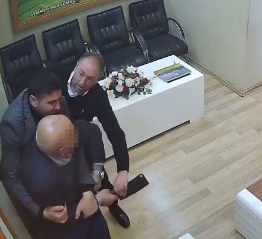 Belediye personeline satırla saldırı anı kamerada