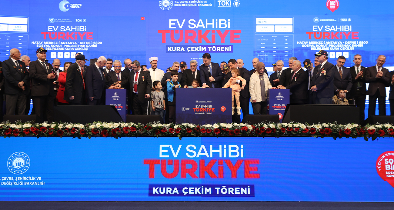 Çevre, Şehircilik ve İklim Değişikliği Bakanı Murat Kurum, "Yüzyılın Konut Projesi’nde ilk aşama tamam. İstanbul’da 100 bin yuvamızın kuralarını çektik, sahiplerini belirledik. Böylece İstanbul ile birlikte 81 ilimizde tüm kura süreçlerini tamamlamış olduk" dedi.