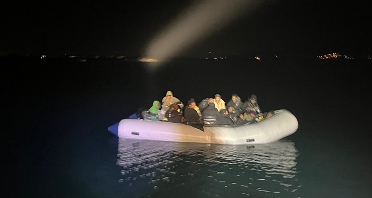İzmir’in Dikili ilçesi açıklarında Sahil Güvenlik ekipleri tarafından durdurulan lastik bot içerisinde 9’u çocuk 25 düzensiz göçmen yakalandı.