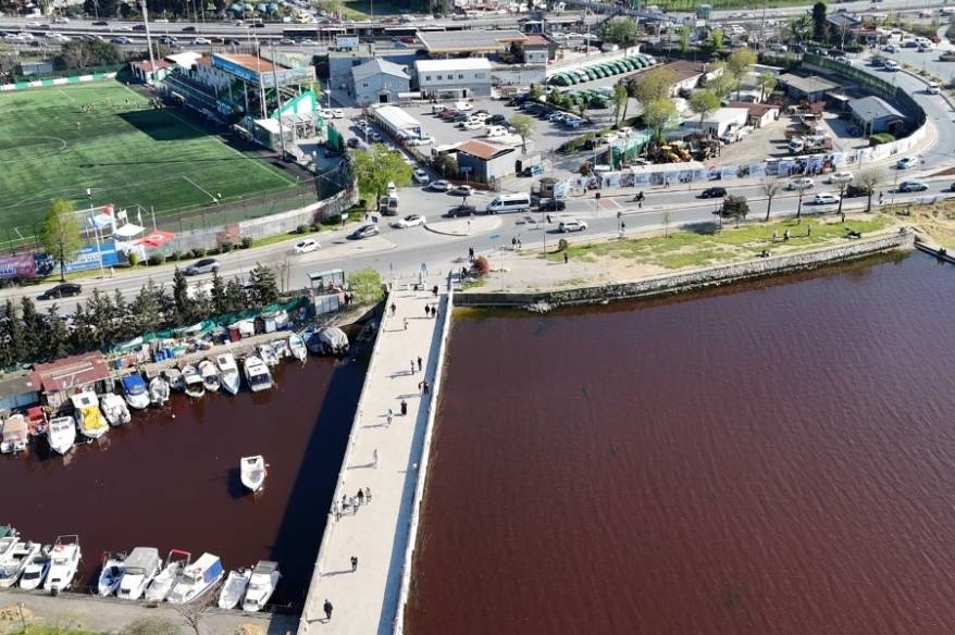 Küçükçekmece Gölü kırmızıya döndü