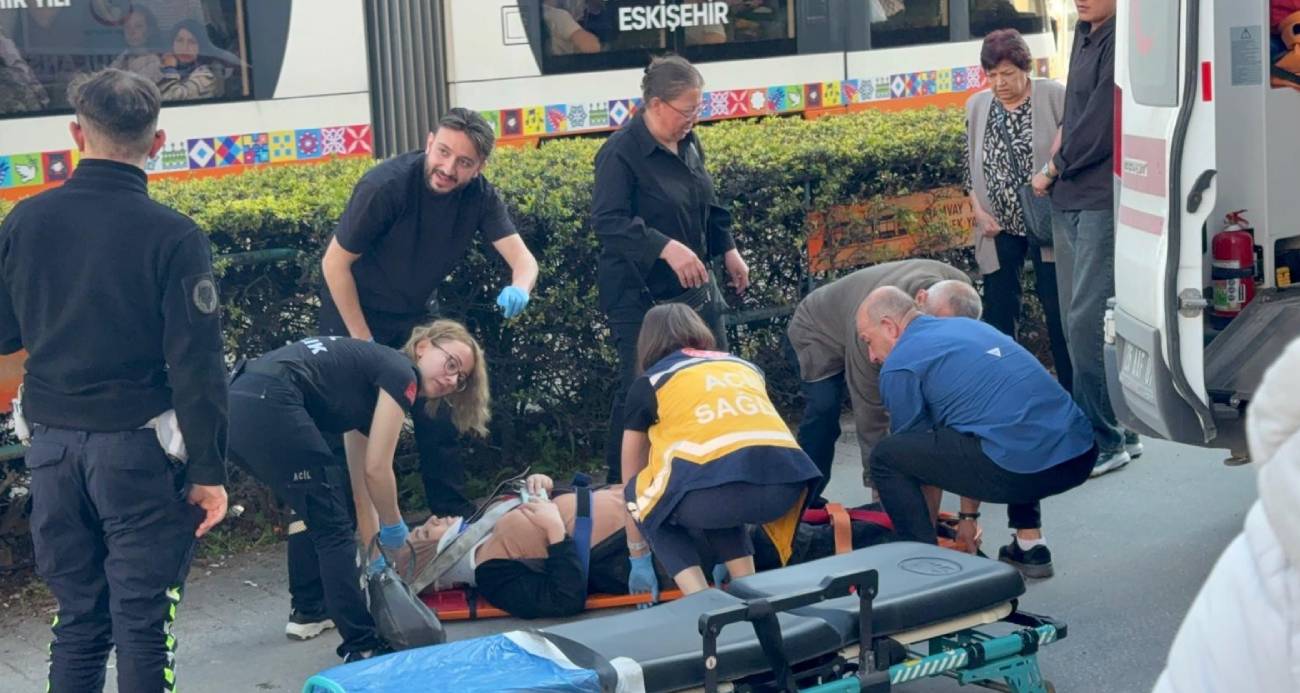 Eskişehir’de kaldırımda geri manevra yapan aracın üzerinden geçtiği yaya yaralanarak hastaneye kaldırıldı.