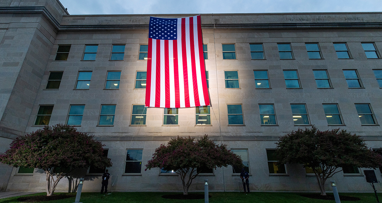 ABD merkezli "The Information" adlı haber sitesine göre teknoloji devi Google ile ABD Savunma Bakanlığı (Pentagon), yapay zeka modellerinin gizli çalışmalarda kullanılmasına izin veren bir anlaşma imzaladı. Google'da çalışan yaklaşık 600 kişi ise CEO Sundar Pichai'ye mektup yazarak şirketin yapay zeka araçlarının Pentagon tarafından gizli çalışmalarda kullanılmasına izin vermemesi çağrısında bulundu.
