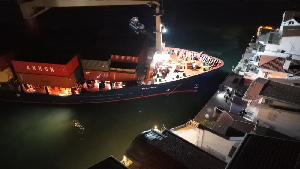 Sarıyer’de yalıya metreler kala karaya oturan konteyner gemisi yüzdürüldü